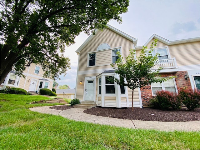 view of front of home featuring a front yard