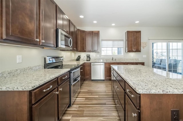 kitchen featuring appliances with stainless steel finishes, plenty of natural light, a sink, and recessed lighting