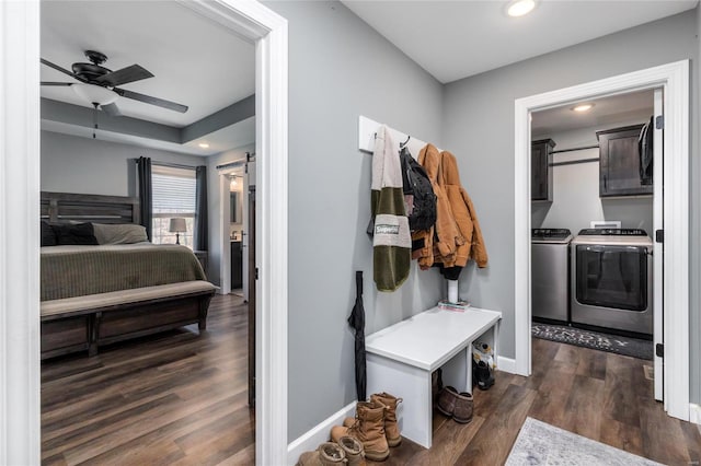 mudroom featuring washer and clothes dryer, ceiling fan, a barn door, and dark hardwood / wood-style floors