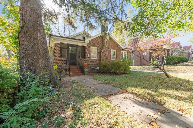 view of front of property featuring a front yard