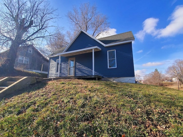 view of front of property featuring a front lawn