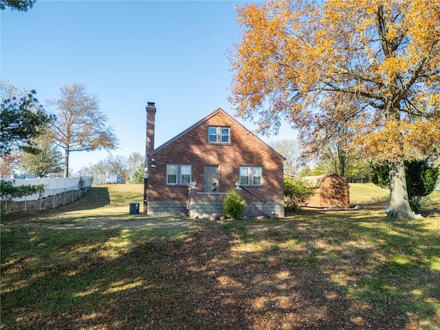 view of front of home with a front lawn