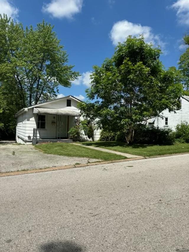 bungalow featuring a front lawn