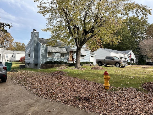 view of front of home featuring cooling unit and a front lawn