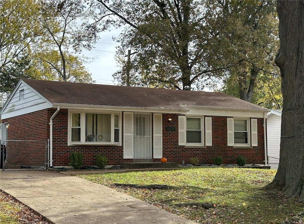 ranch-style house featuring a front yard