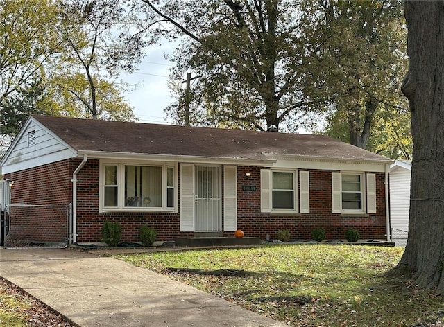 ranch-style house featuring a front yard