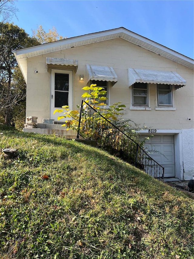 view of front of house featuring a garage