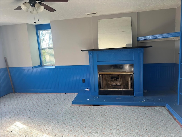 details featuring a textured ceiling, carpet floors, and ceiling fan