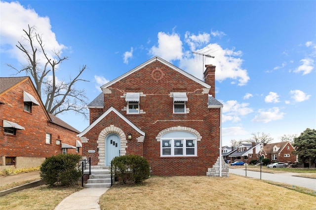 view of front of home featuring a front lawn