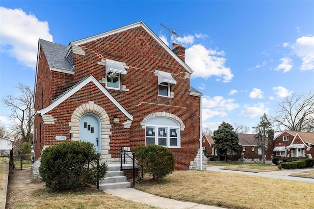 view of front of house featuring a front lawn