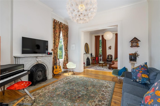 living room featuring a chandelier, light hardwood / wood-style floors, and crown molding