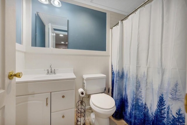 bathroom featuring a shower with shower curtain, vanity, and toilet