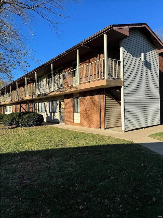 back of house featuring a yard