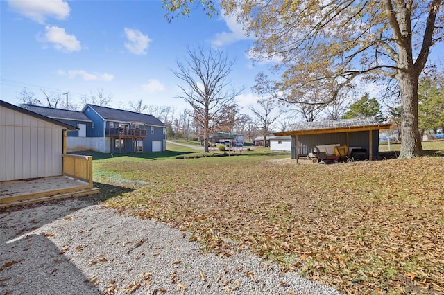 view of yard featuring an outbuilding