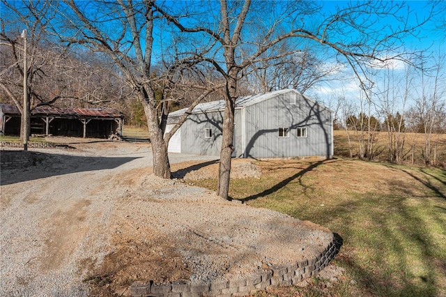 view of yard with an outdoor structure