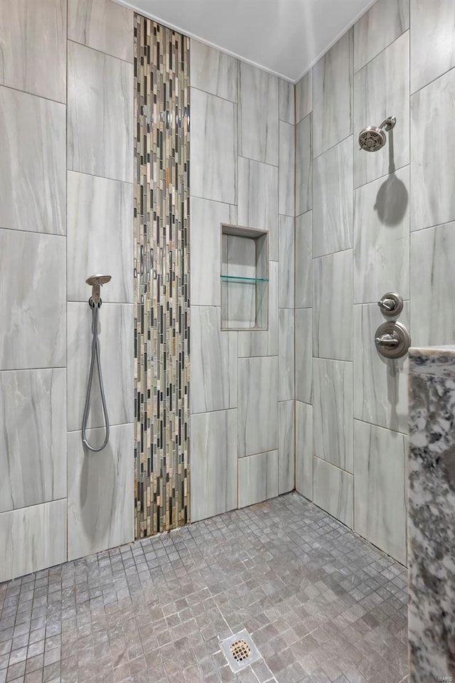 bathroom featuring a tile shower