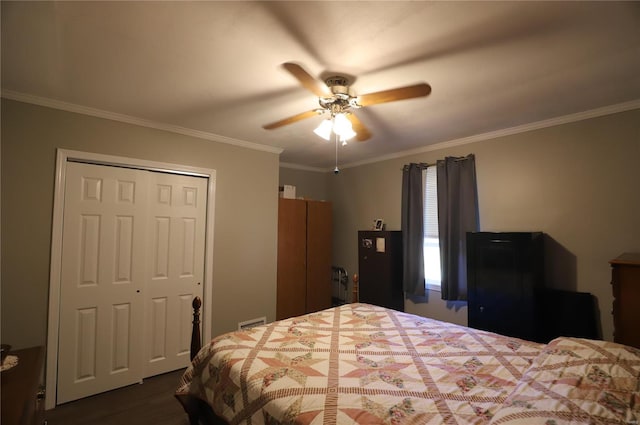 bedroom with ornamental molding, ceiling fan, dark hardwood / wood-style floors, and a closet