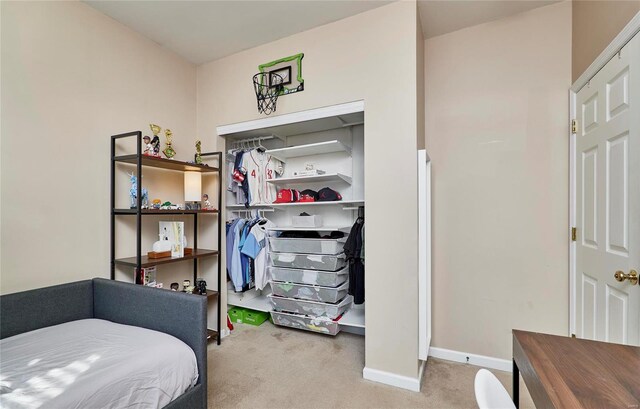 bedroom featuring carpet floors and a closet