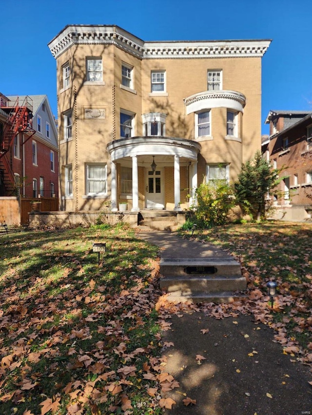 view of front of property featuring covered porch