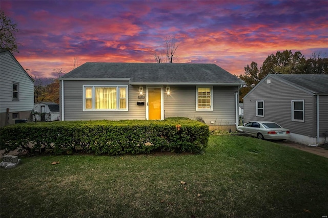 view of front of property featuring a lawn