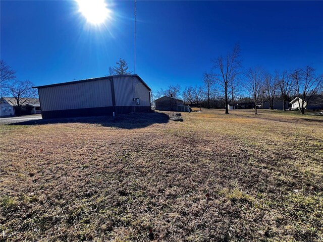 view of yard with an outbuilding