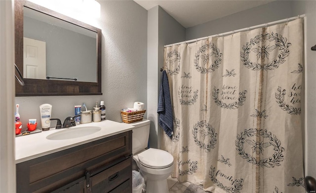 bathroom with a shower with curtain, vanity, and toilet