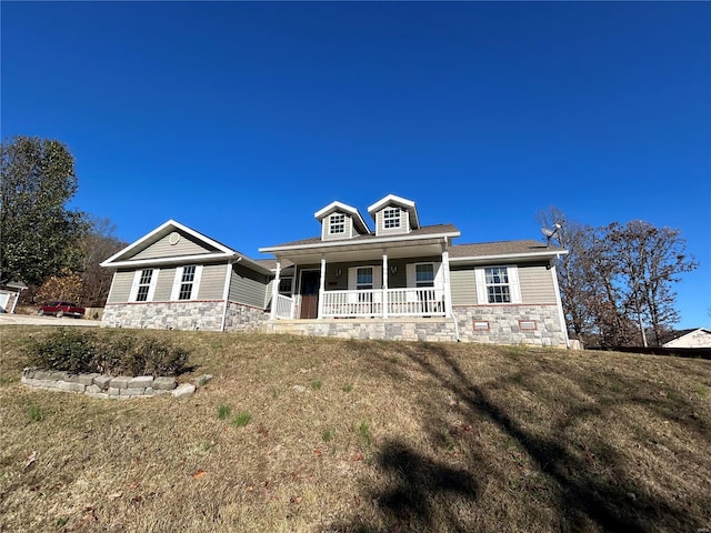 view of front facade featuring a front lawn and covered porch