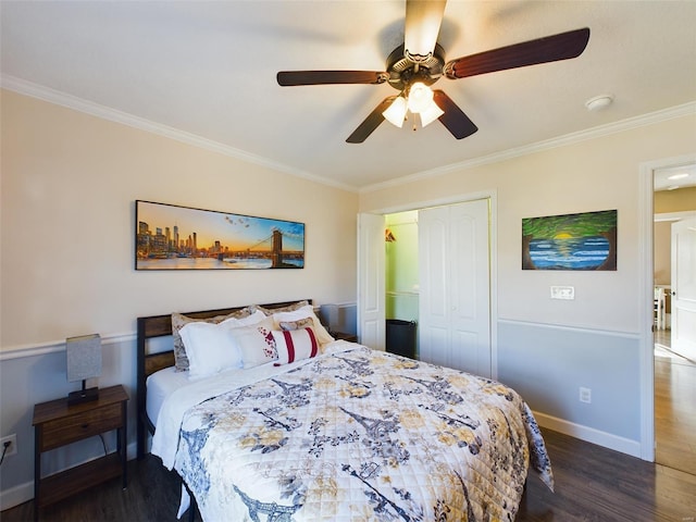 bedroom with ceiling fan, a closet, dark hardwood / wood-style floors, and ornamental molding