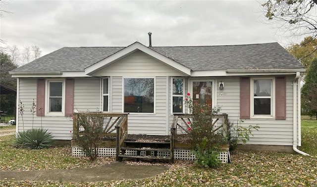 view of front of property featuring a front yard