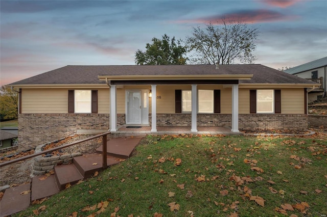 single story home featuring a lawn