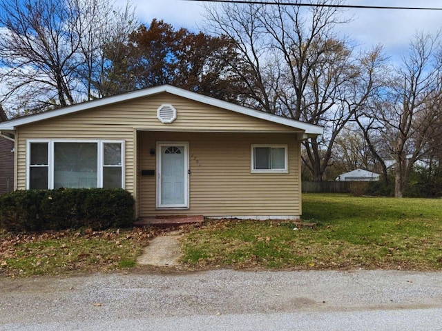 view of front of property featuring a front yard