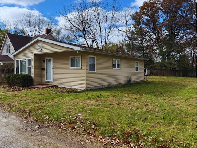 single story home featuring a front lawn