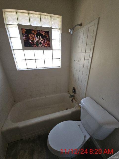 bathroom with tiled shower / bath combo