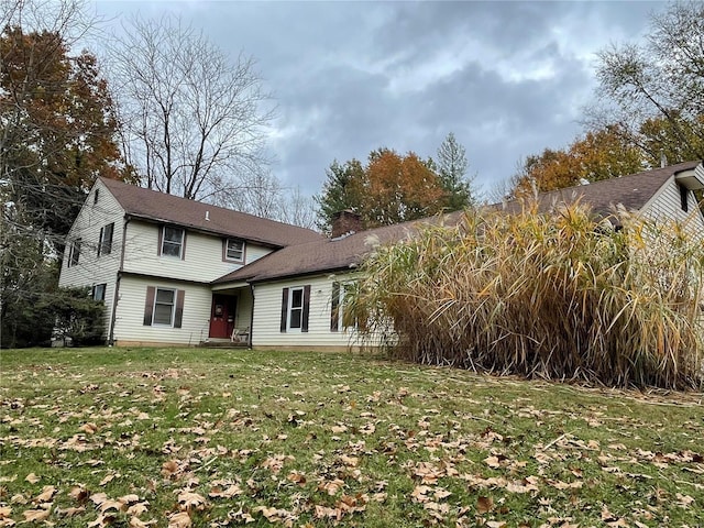 view of front of home featuring a front yard