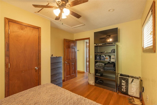 bedroom featuring a textured ceiling, hardwood / wood-style floors, and ceiling fan