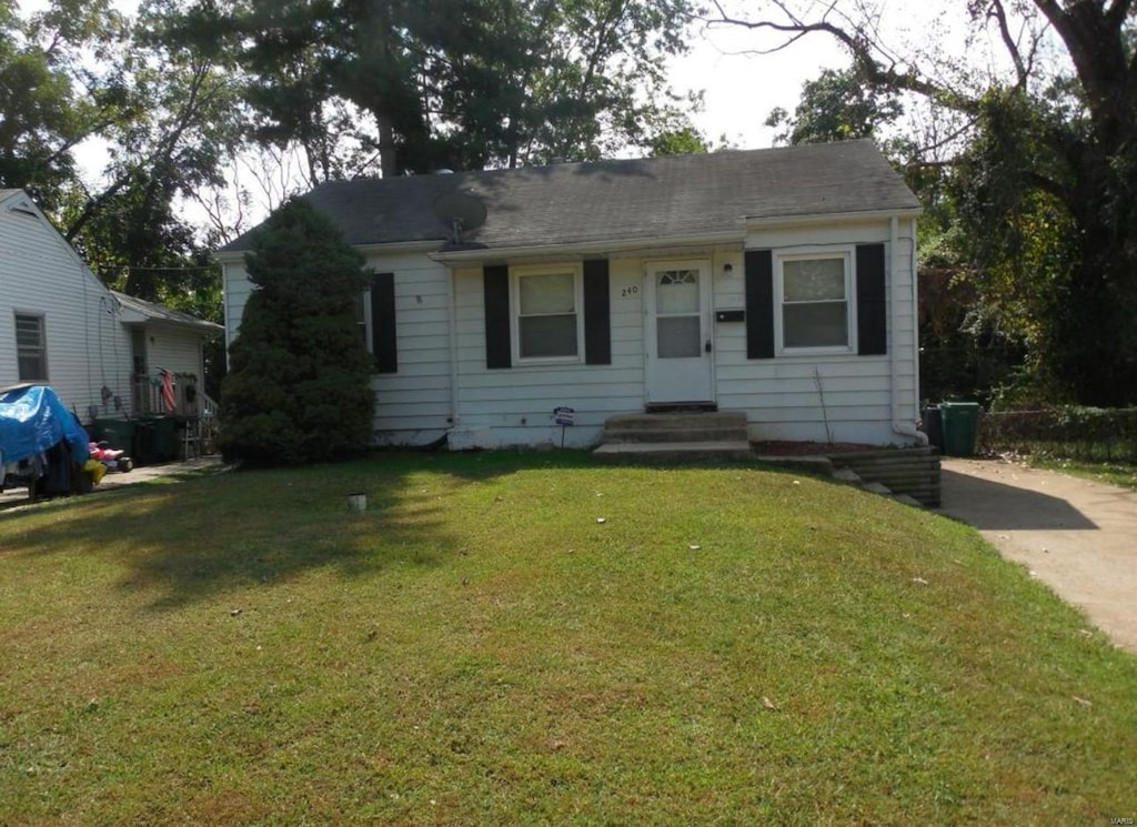 view of front facade featuring a front lawn