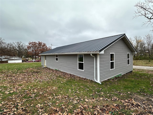 view of side of property featuring a yard