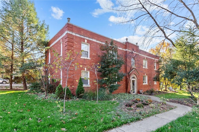 view of side of property featuring a lawn