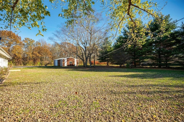 view of yard with an outbuilding