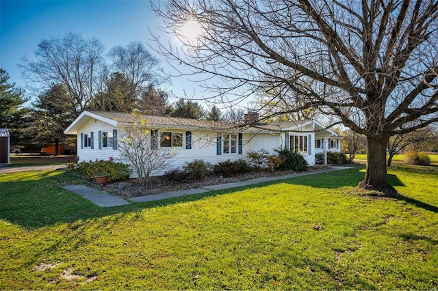 ranch-style house featuring a front lawn