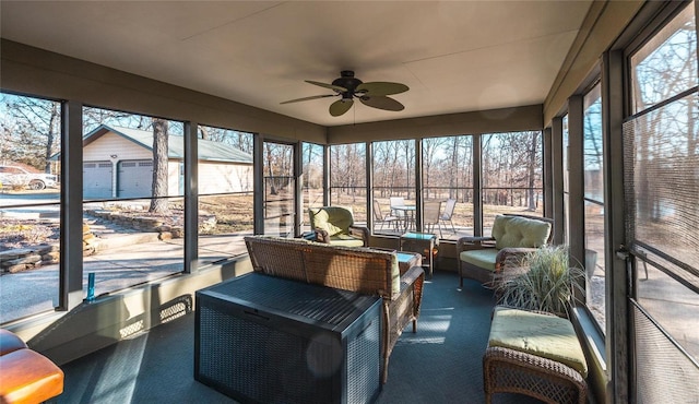 sunroom with ceiling fan