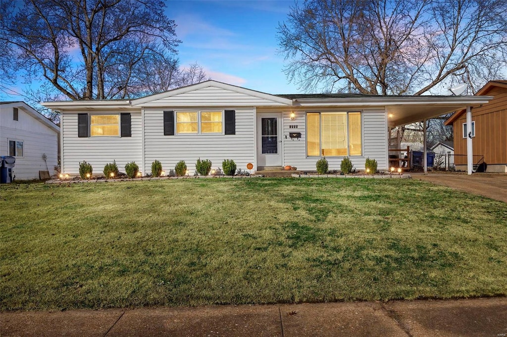 view of front of house featuring a carport and a front yard