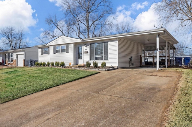 view of front of home featuring a carport and a front lawn