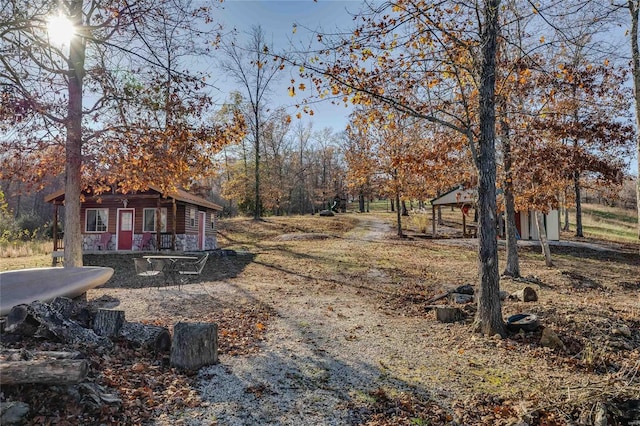 view of yard featuring an outdoor structure