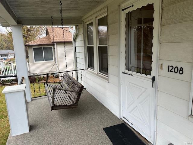 property entrance featuring a porch