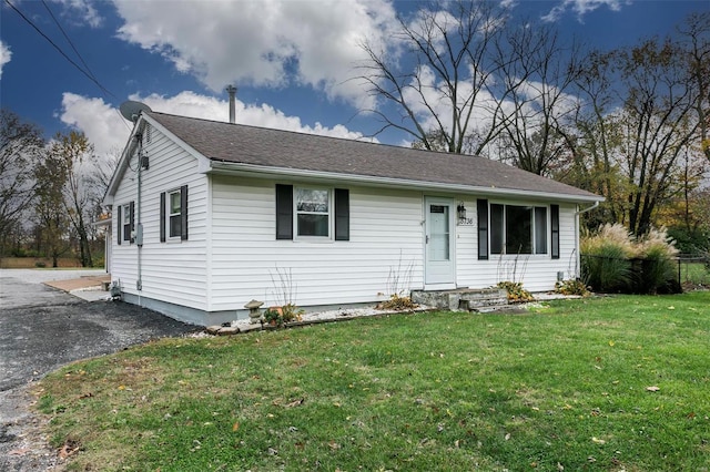 view of front of home featuring a front lawn