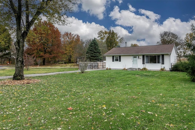 view of front facade featuring a front yard