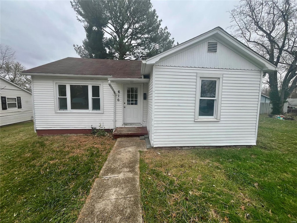 view of front of house with a front lawn