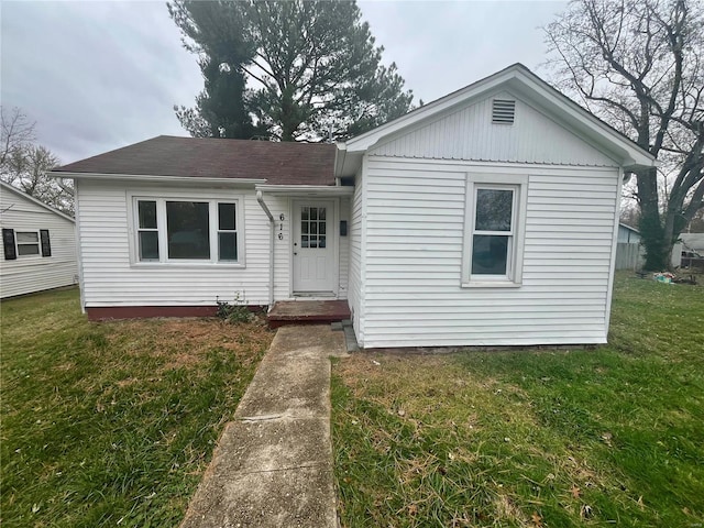 view of front of house with a front lawn