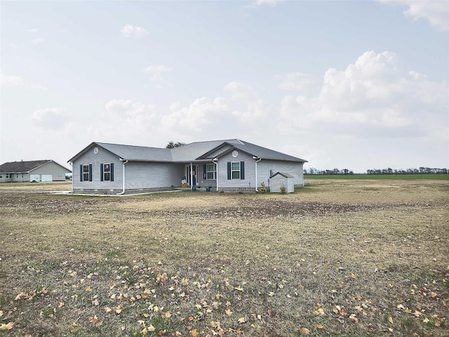 ranch-style home featuring a front lawn